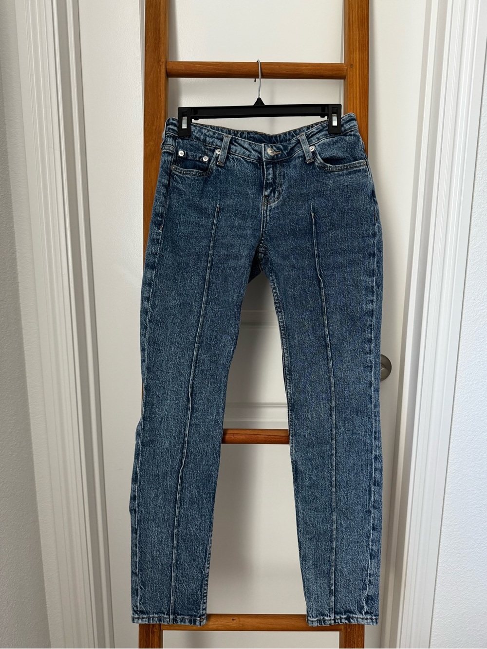 H&M Divided Med Stone Washed Sz 4 Straight Leg Denim w/ Front Full Length Seams